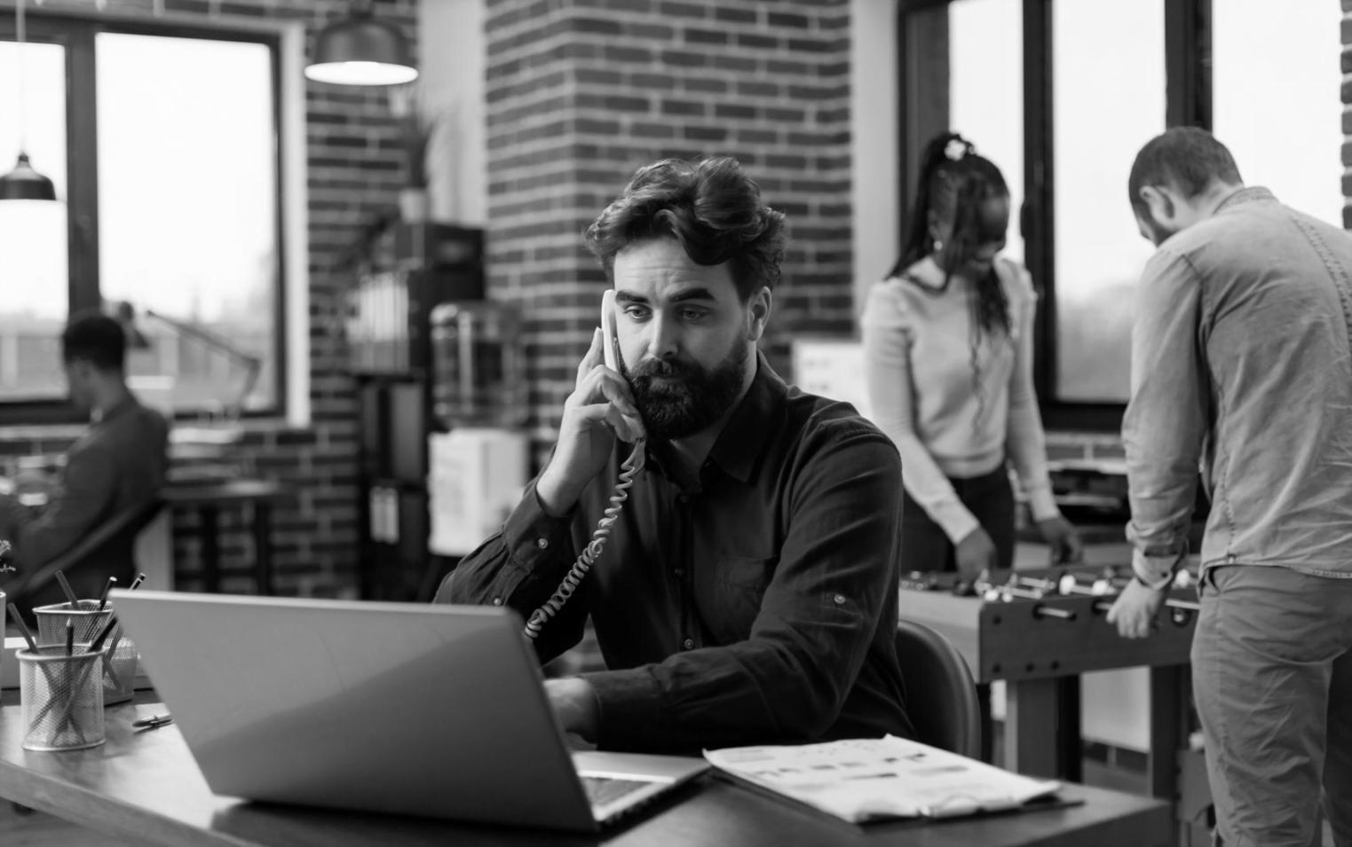 Teilnehmer arbeiten gemeinsam an Finanzplanungsmodellen während eines Workshops