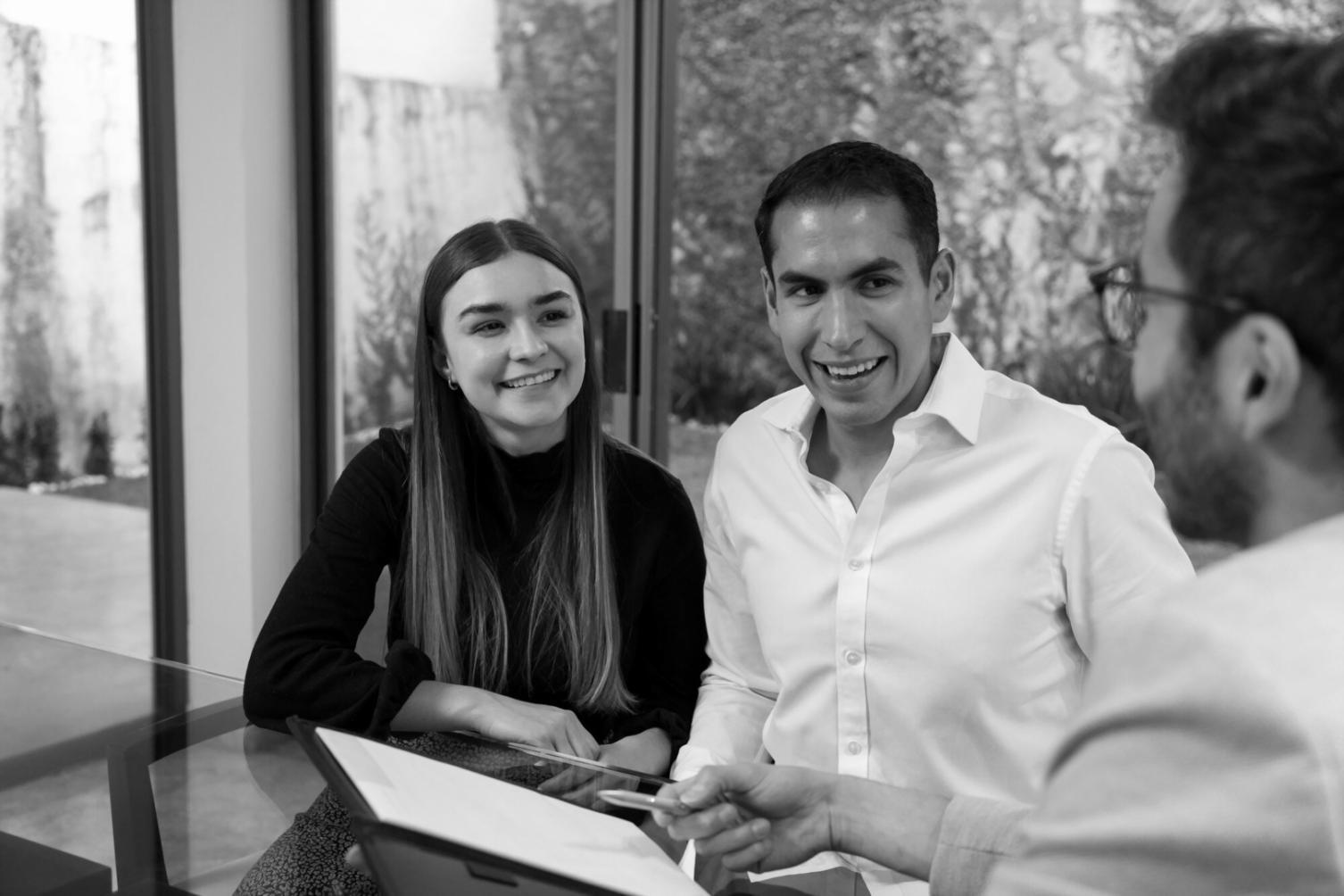 Teilnehmer beim gemeinsamen Lernen wirtschaftlicher Zusammenhänge